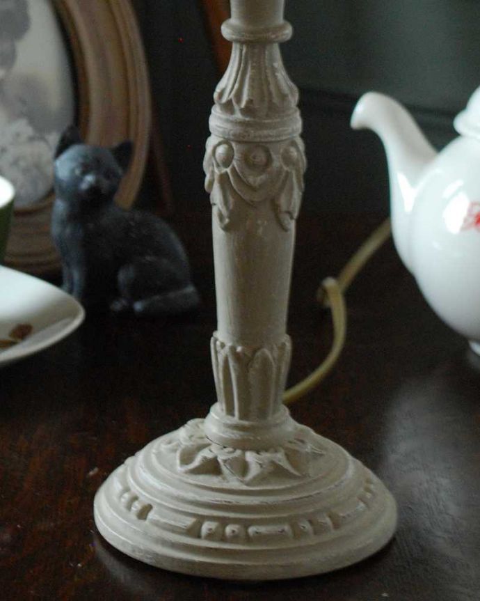 スタンドライト 照明・ライティング 女性らしいお花のシェード×シックなスタンドを合わせたテーブルランプ(E17丸球付)(Wooden Lamp Mignardise)。フランスらしく女性らしい美しい彫りのスタンド部分。(cf-1007)