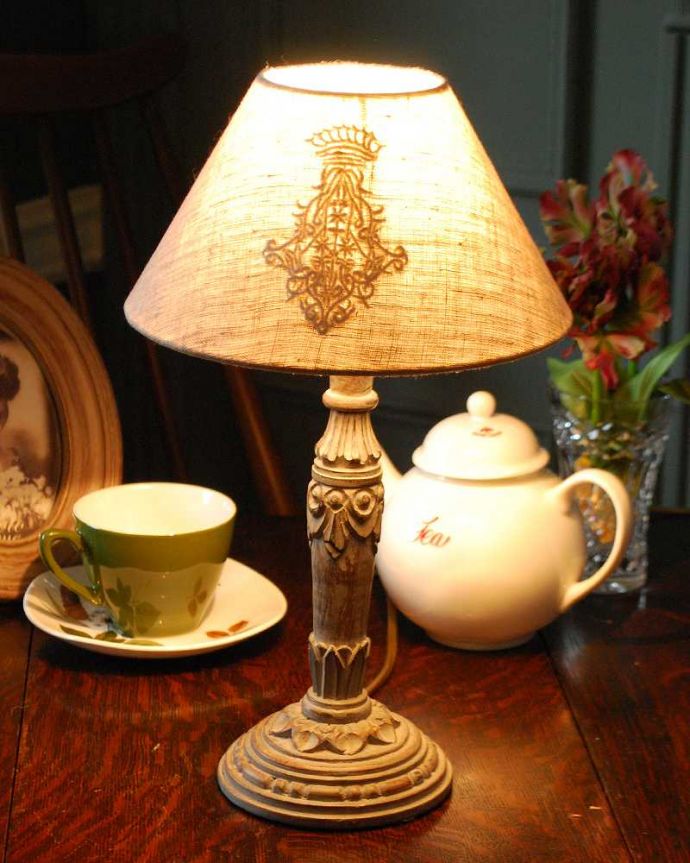 スタンドライト 照明・ライティング ナチュラルカラーのシェード×シックなスタンドを合わせたテーブルランプ(E17丸球付)(Wooden Lamp Mignardise)。テーブルやデスクの上、ベッドサイドなど、いろんな場所に置いてテーブルランプの優しい灯りを楽しんでみませんか?ふんわりと周りを灯してくれるあたたかい明かりが1日の疲れを癒してくれます。(cf-1008)