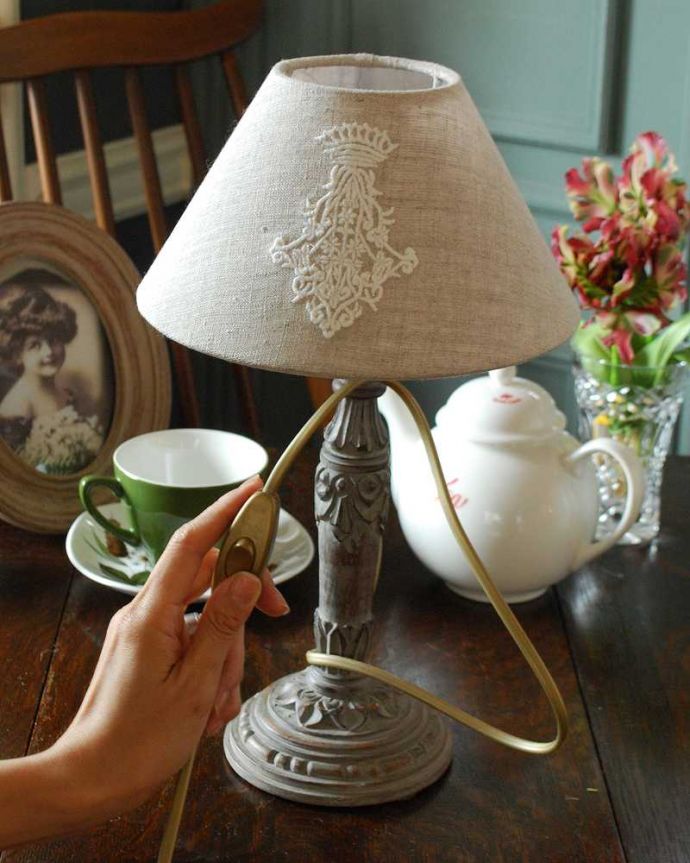 スタンドライト 照明・ライティング ナチュラルカラーのシェード×シックなスタンドを合わせたテーブルランプ(E17丸球付)(Wooden Lamp Mignardise)。片手でカンタンに切り替えが出来るオン・オフのスイッチ付きです。(cf-1008)