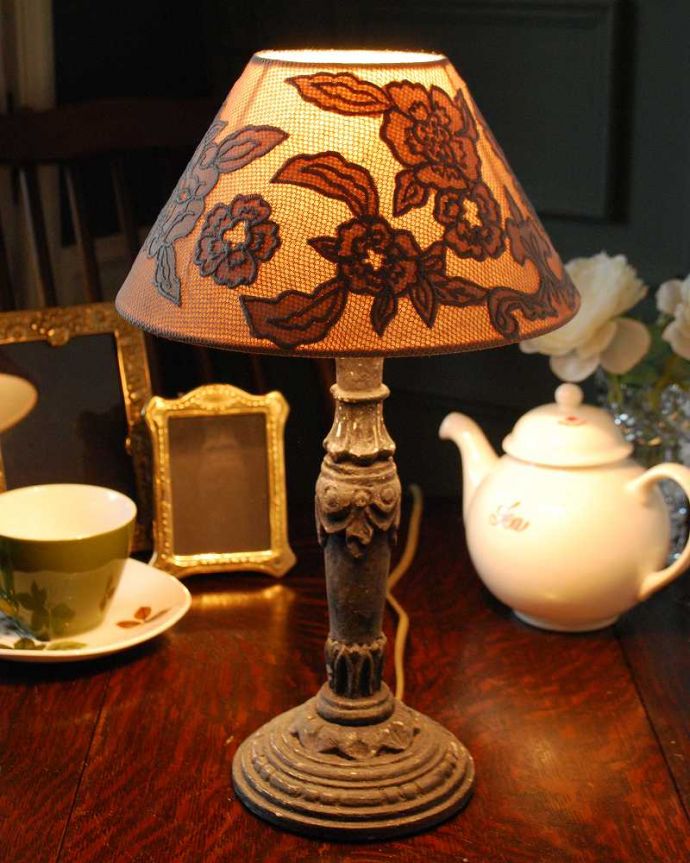 スタンドライト 照明・ライティング クールなフランスデザインが光る、テーブルランプ(E17シャンデリア球付)(Wooden Lamp Mignardise)。テーブルやデスクの上、ベッドサイドなど、いろんな場所に置いてテーブルランプの優しい灯りを楽しんでみませんか?ふんわりと周りを灯してくれるあたたかい明かりが1日の疲れを癒してくれます。(cf-1009)