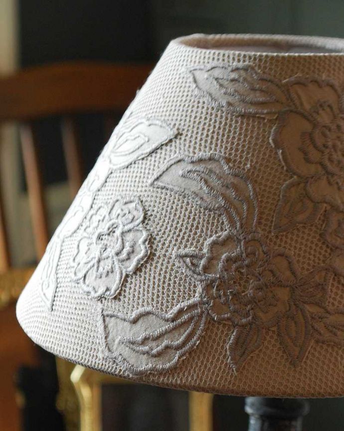 スタンドライト 照明・ライティング クールなフランスデザインが光る、テーブルランプ(E17シャンデリア球付)(Wooden Lamp Mignardise)。ぬくもりある雰囲気の布シェード。(cf-1009)