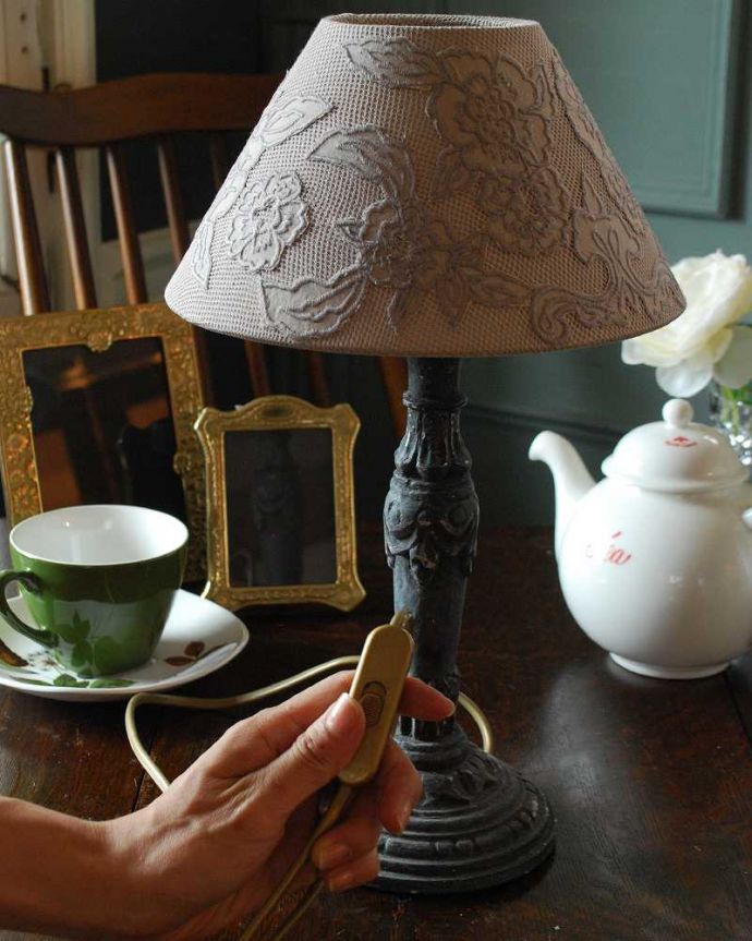 スタンドライト 照明・ライティング クールなフランスデザインが光る、テーブルランプ(E17シャンデリア球付)(Wooden Lamp Mignardise)。片手でカンタンに切り替えが出来るオン・オフのスイッチ付きです。(cf-1009)