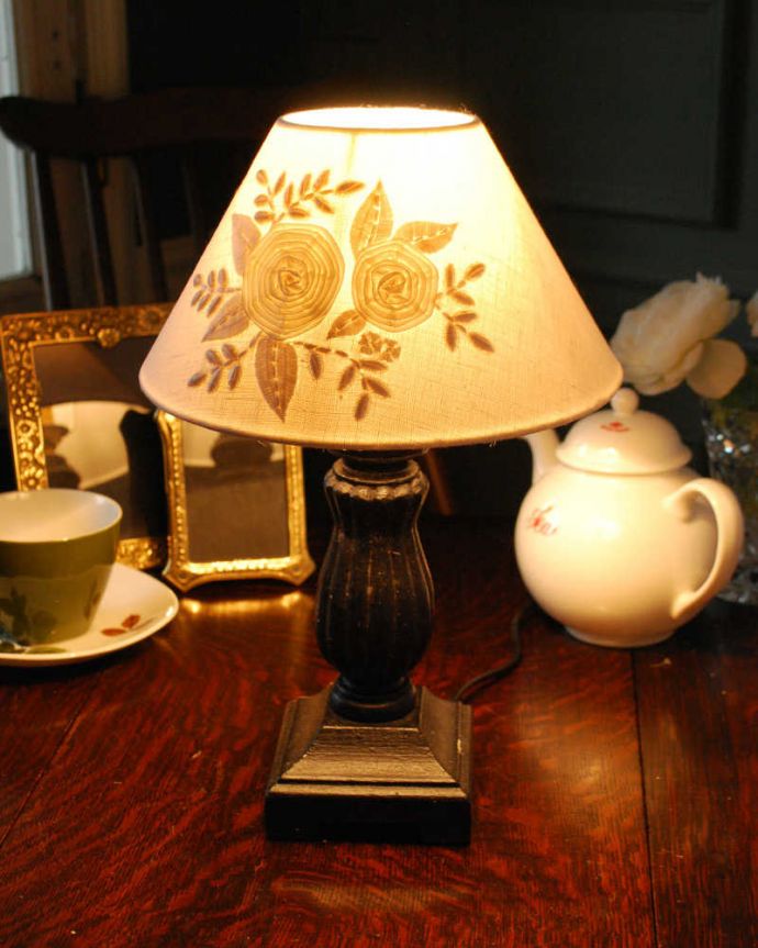 スタンドライト 照明・ライティング ブラックのスタンドがカッコいい、フランスデザインのテーブルランプ(E17シャンデリア球付)(Mini Wooden Lamp Melusine)。テーブルやデスクの上、ベッドサイドなど、いろんな場所に置いてテーブルランプの優しい灯りを楽しんでみませんか?ふんわりと周りを灯してくれるあたたかい明かりが1日の疲れを癒してくれます。(cf-1014)