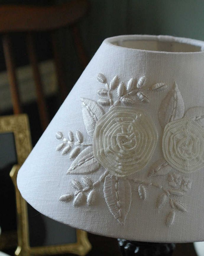 スタンドライト 照明・ライティング ブラックのスタンドがカッコいい、フランスデザインのテーブルランプ(E17シャンデリア球付)(Mini Wooden Lamp Melusine)。ぬくもりある雰囲気の布シェード。(cf-1014)