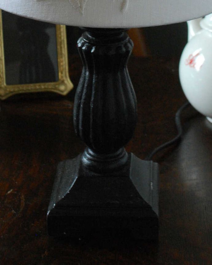 スタンドライト 照明・ライティング ブラックのスタンドがカッコいい、フランスデザインのテーブルランプ(E17シャンデリア球付)(Mini Wooden Lamp Melusine)。フランスらしく女性らしい美しい彫りのスタンド部分。(cf-1014)