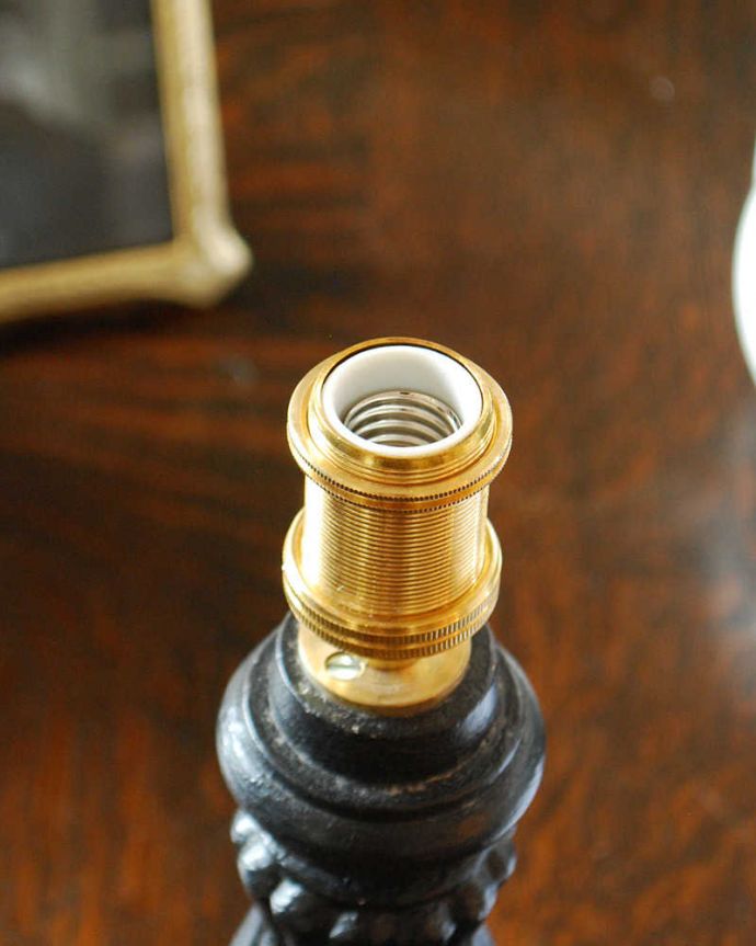 スタンドライト 照明・ライティング ブラックのスタンドがカッコいい、フランスデザインのテーブルランプ(E17シャンデリア球付)(Mini Wooden Lamp Melusine)。どこででもカンタンに手に入る口金サイズ「E17」対応です。(cf-1014)