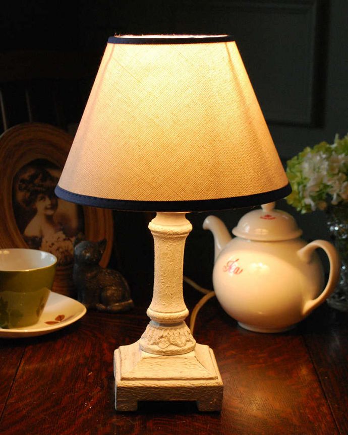 スタンドライト　照明・ライティング　ブルーのラインが爽やかな、白いテーブルランプ(E17シャンデリア球付)（Mini Wooden Lamp Chapiteau）。テーブルやデスクの上、ベッドサイドなど、いろんな場所に置いてテーブルランプの優しい灯りを楽しんでみませんか？ふんわりと周りを灯してくれるあたたかい明かりが１日の疲れを癒してくれます。(cf-1030)