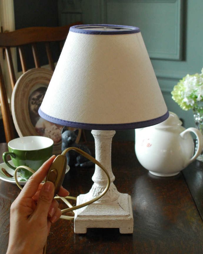 スタンドライト　照明・ライティング　ブルーのラインが爽やかな、白いテーブルランプ(E17シャンデリア球付)（Mini Wooden Lamp Chapiteau）。片手でカンタンに切り替えが出来るオン・オフのスイッチ付きです。(cf-1030)