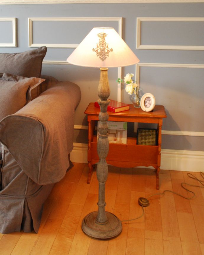 スタンドライト 照明・ライティング クラシカルなスタンド×優しいホワイトシェード、スタンドライト(E26球付)(Wooden Lamp Celeste)。ベッドやソファの横に置いて間接照明を楽しんでみませんか?温かい明かりが1日の疲れを癒してくれます。(cf-1031)