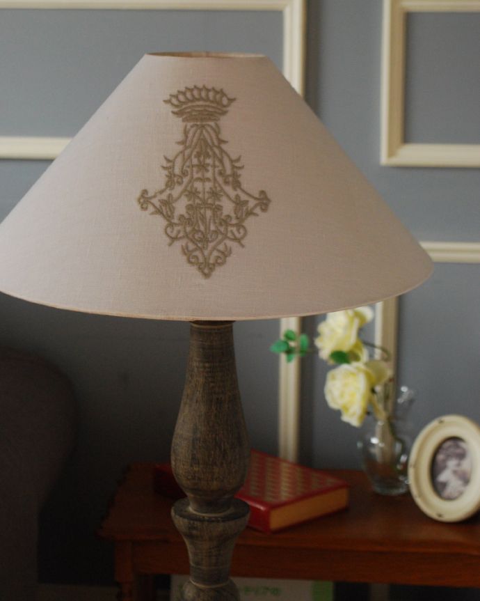 スタンドライト 照明・ライティング クラシカルなスタンド×優しいホワイトシェード、スタンドライト(E26球付)(Wooden Lamp Celeste)。温かみのある布シェードで、優しい明かりがふんわりと灯ります。(cf-1031)