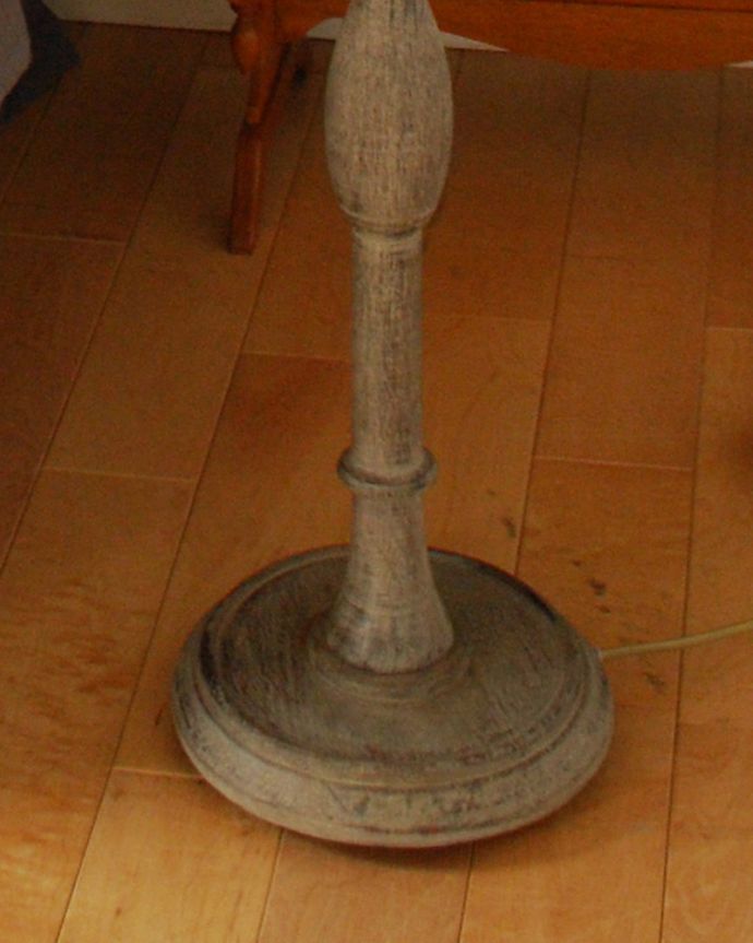 スタンドライト 照明・ライティング クラシカルなスタンド×優しいホワイトシェード、スタンドライト(E26球付)(Wooden Lamp Celeste)。フレンチインテリアにピッタリな、シャビーペイント仕上げのスタンドです。(cf-1031)