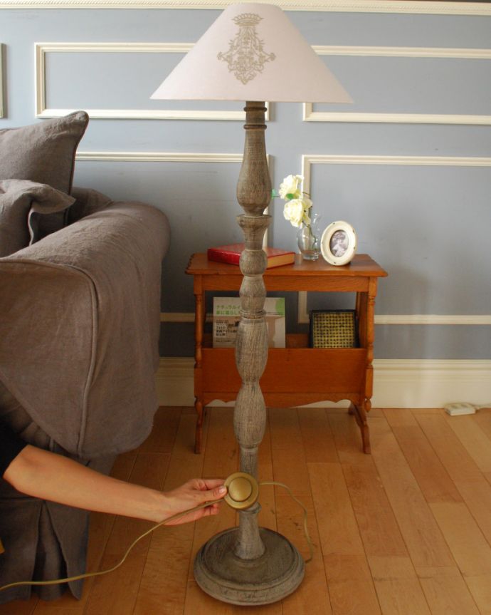 スタンドライト 照明・ライティング クラシカルなスタンド×優しいホワイトシェード、スタンドライト(E26球付)(Wooden Lamp Celeste)。スイッチ付きなので、オン・オフの切り替えが便利です。(cf-1031)