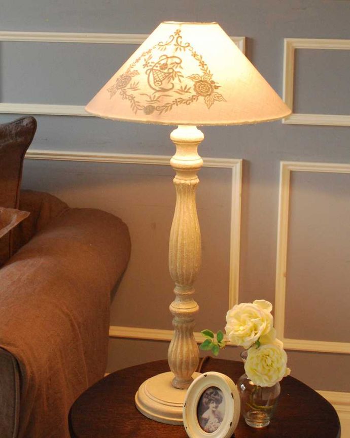 スタンドライト 照明・ライティング アイボリーシェード×シックなスタンドを合わせたテーブルランプ(E26球付)(Wooden Lamp Melusine Large Size)。ベッドやソファの横に置いて間接照明からの灯りを楽しんでみませんか?温かい灯りが1日の疲れを癒してくれます。(cf-1033)