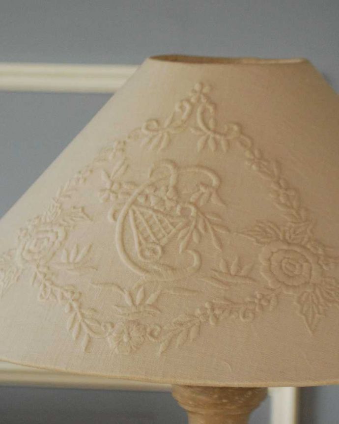 スタンドライト 照明・ライティング アイボリーシェード×シックなスタンドを合わせたテーブルランプ(E26球付)(Wooden Lamp Melusine Large Size)。温かみのある布のシェード。(cf-1033)