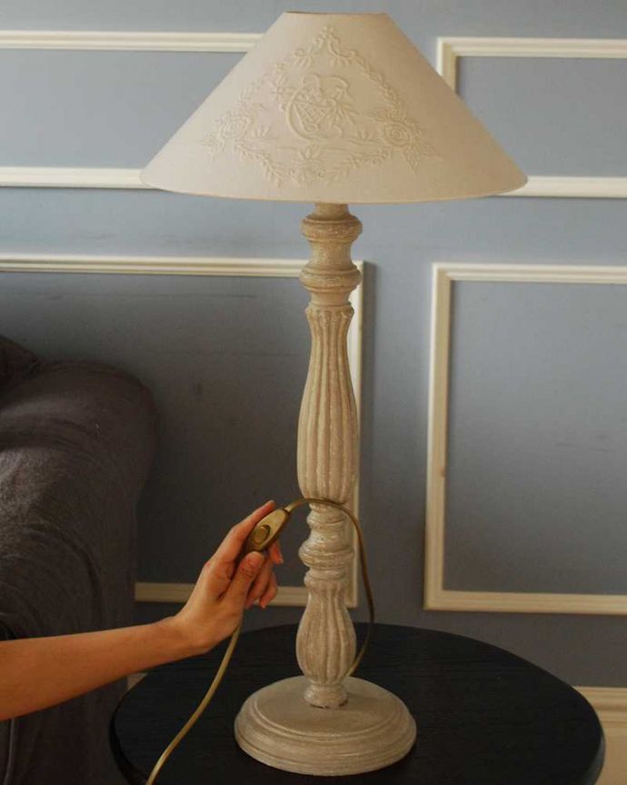 スタンドライト 照明・ライティング アイボリーシェード×シックなスタンドを合わせたテーブルランプ(E26球付)(Wooden Lamp Melusine Large Size)。ボタン式のスイッチです。(cf-1033)