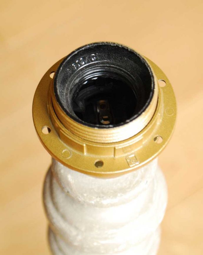 スタンドライト 照明・ライティング アイボリーシェード×シックなスタンドを合わせたテーブルランプ(E26球付)(Wooden Lamp Melusine Large Size)。どこででもカンタンに手に入る口金サイズ「E26」対応です。(cf-1033)