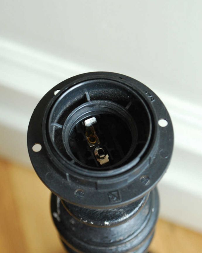 スタンドライト　照明・ライティング　ブラックのスタンドがカッコよく空間を引き締めるテーブルランプ(E26球付)（Wooden Lamp Melusine Small Size）。どこででもカンタンに手に入る口金サイズ「E26」対応です。(cf-1034)