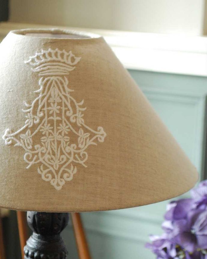 スタンドライト 照明・ライティング ナチュラルカラーのシェード×シックなスタンドを合わせたテーブルランプ(E26球付)(Wooden Lamp Flore)。ぬくもりある雰囲気の布シェード。(cf-1035)