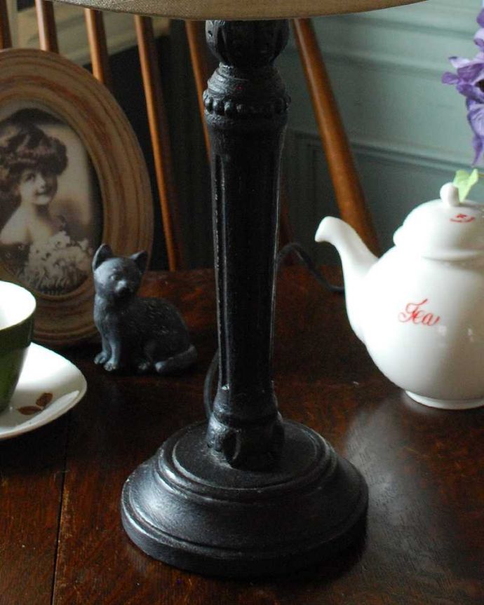 スタンドライト 照明・ライティング ナチュラルカラーのシェード×シックなスタンドを合わせたテーブルランプ(E26球付)(Wooden Lamp Flore)。フランスらしく女性らしい美しい彫りのスタンド部分。(cf-1035)