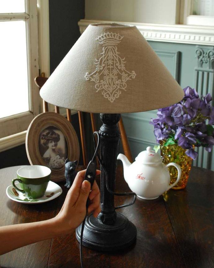 スタンドライト 照明・ライティング ナチュラルカラーのシェード×シックなスタンドを合わせたテーブルランプ(E26球付)(Wooden Lamp Flore)。片手でカンタンに切り替えが出来るオン・オフのスイッチ付きです。(cf-1035)