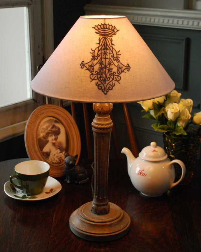 スタンドライト 照明・ライティング ホワイトのシェード×シックなスタンドを合わせたテーブルランプ(E26球付)(Wooden Lamp Flore)。テーブルやデスクの上、ベッドサイドなど、いろんな場所に置いてテーブルランプの優しい灯りを楽しんでみませんか?ふんわりと周りを灯してくれるあたたかい明かりが1日の疲れを癒してくれます。(cf-1036)