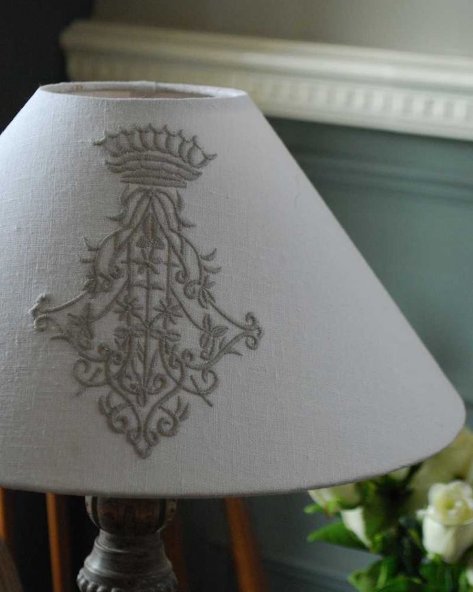 スタンドライト 照明・ライティング ホワイトのシェード×シックなスタンドを合わせたテーブルランプ(E26球付)(Wooden Lamp Flore)。ぬくもりある雰囲気の布シェード。(cf-1036)