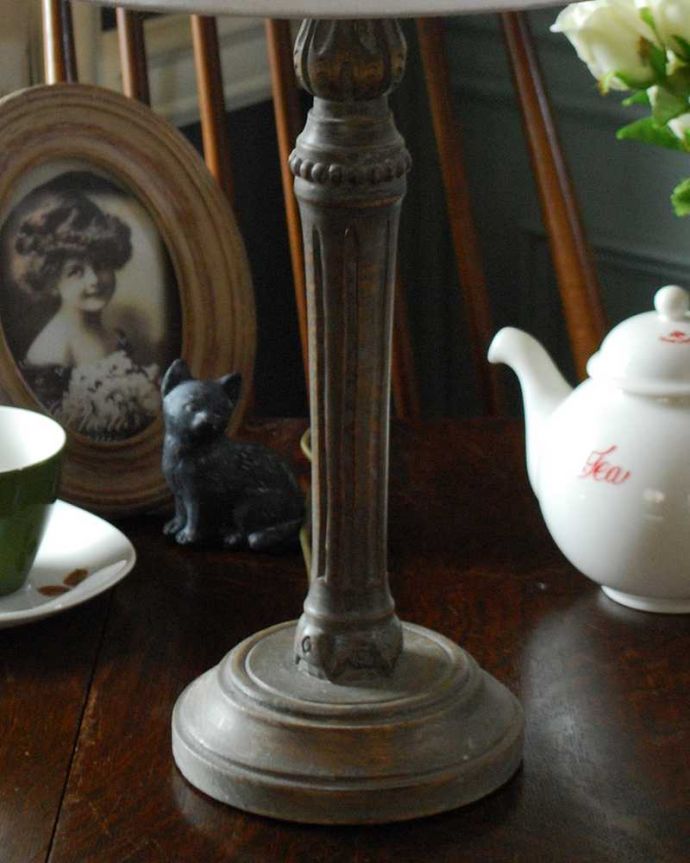 スタンドライト 照明・ライティング ホワイトのシェード×シックなスタンドを合わせたテーブルランプ(E26球付)(Wooden Lamp Flore)。フランスらしく女性らしい美しい彫りのスタンド部分。(cf-1036)