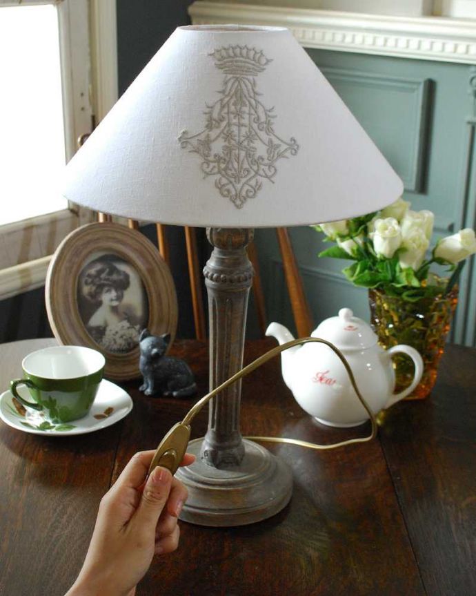 スタンドライト 照明・ライティング ホワイトのシェード×シックなスタンドを合わせたテーブルランプ(E26球付)(Wooden Lamp Flore)。片手でカンタンに切り替えが出来るオン・オフのスイッチ付きです。(cf-1036)