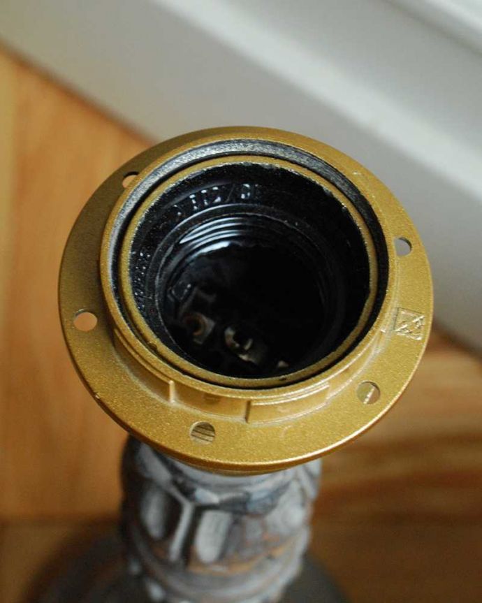 スタンドライト 照明・ライティング ホワイトのシェード×シックなスタンドを合わせたテーブルランプ(E26球付)(Wooden Lamp Flore)。どこででもカンタンに手に入る口金サイズ「E26」対応です。(cf-1036)