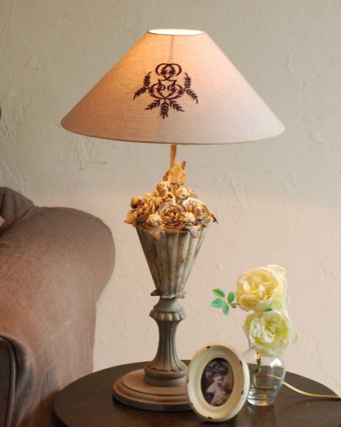 スタンドライト 照明・ライティング お花のスタンドが華やかな、フランスのテーブルランプ(E26球付)(Lamp Fleuriste)。テーブルやデスクの上、ベッドサイドなど、いろんな場所に置いてテーブルランプの優しい灯りを楽しんでみませんか?ふんわりと周りを灯してくれるあたたかい明かりが1日の疲れを癒してくれます。(cf-1037)