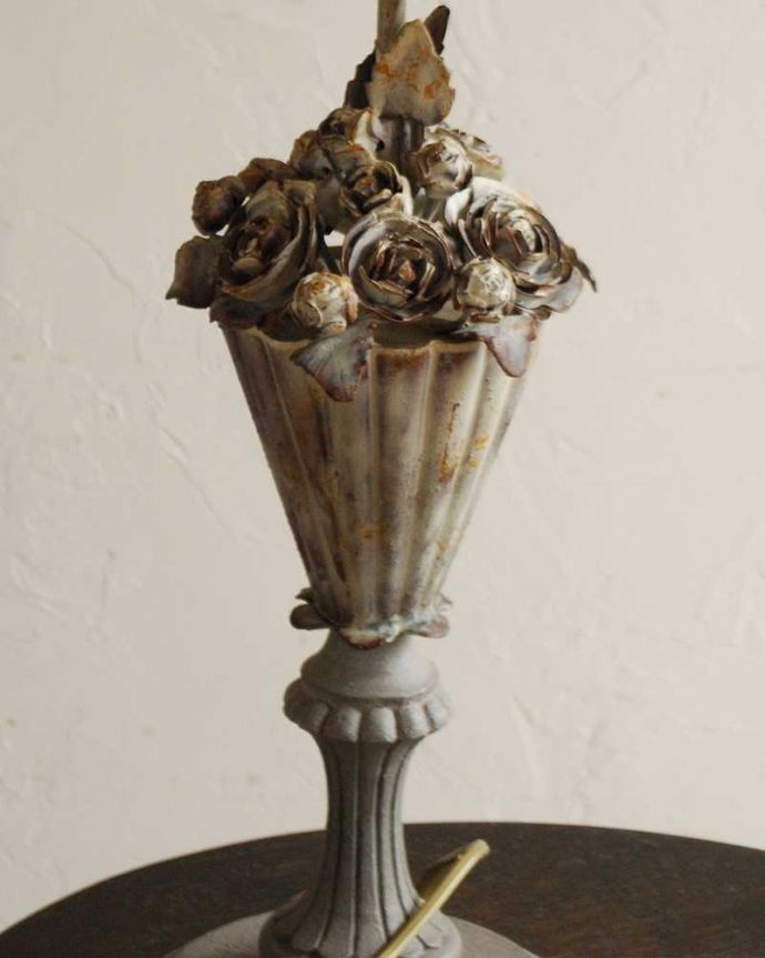 スタンドライト 照明・ライティング お花のスタンドが華やかな、フランスのテーブルランプ(E26球付)(Lamp Fleuriste)。フランスらしく女性らしい美しい彫りのスタンド部分。(cf-1037)