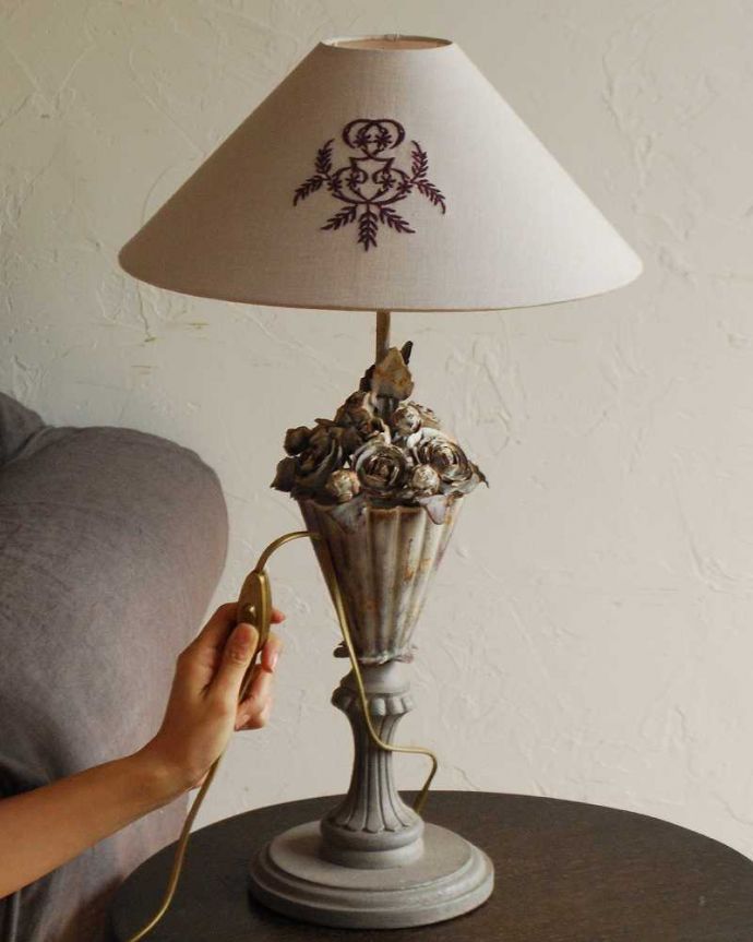 スタンドライト 照明・ライティング お花のスタンドが華やかな、フランスのテーブルランプ(E26球付)(Lamp Fleuriste)。片手でカンタンに切り替えが出来るオン・オフのスイッチ付きです。(cf-1037)