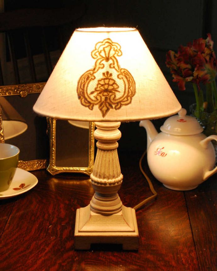 スタンドライト　照明・ライティング　アイボリーのシェード×シックなスタンドを合わせたテーブルランプ(E17シャンデリア球付)（Mini Wooden Lamp Perle）。テーブルやデスクの上、ベッドサイドなど、いろんな場所に置いてテーブルランプの優しい灯りを楽しんでみませんか？ふんわりと周りを灯してくれるあたたかい明かりが１日の疲れを癒してくれます。(cf-1041)