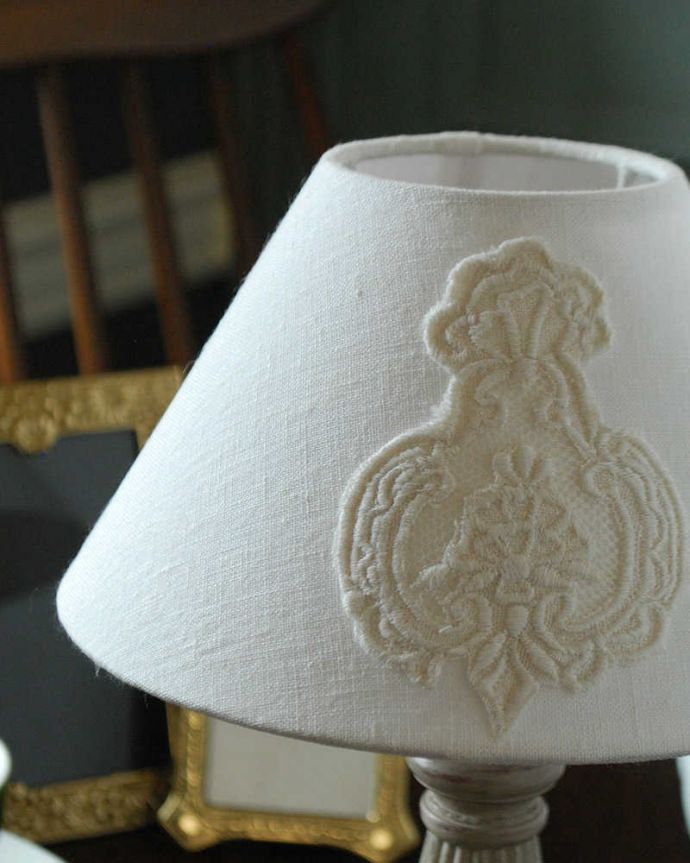 スタンドライト　照明・ライティング　アイボリーのシェード×シックなスタンドを合わせたテーブルランプ(E17シャンデリア球付)（Mini Wooden Lamp Perle）。ぬくもりある雰囲気の布シェード。(cf-1041)