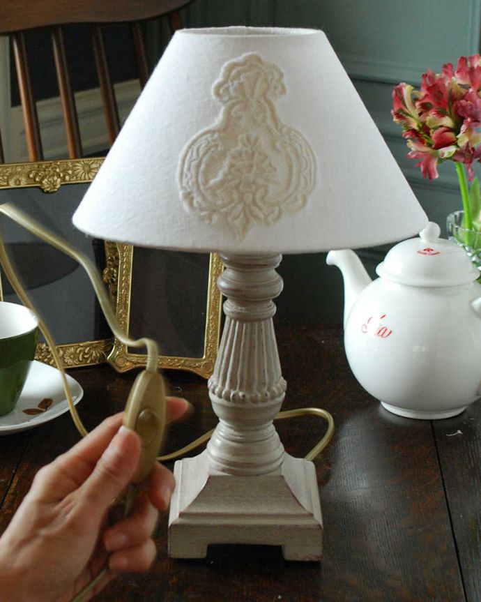 スタンドライト　照明・ライティング　アイボリーのシェード×シックなスタンドを合わせたテーブルランプ(E17シャンデリア球付)（Mini Wooden Lamp Perle）。片手でカンタンに切り替えが出来るオン・オフのスイッチ付きです。(cf-1041)