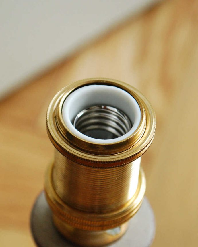 スタンドライト　照明・ライティング　アイボリーのシェード×シックなスタンドを合わせたテーブルランプ(E17シャンデリア球付)（Mini Wooden Lamp Perle）。どこででもカンタンに手に入る口金サイズ「E17」対応です。(cf-1041)