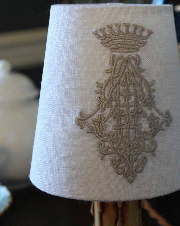 シャンデリア球のシェード　照明・ライティング　エンブレムが可愛い、フランスの布シェード。どんなシーンにも合わせやすいシンプルな色使い。(cf-1080)