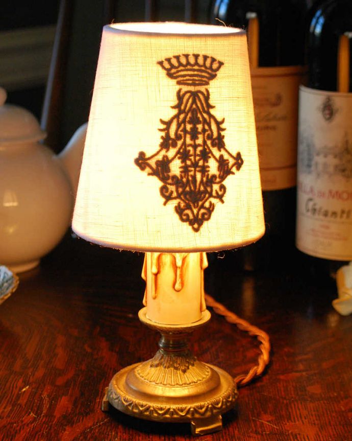 シャンデリア球のシェード　照明・ライティング　エンブレムが可愛い、フランスの布シェード。ベッドサイドやチェストの上に置いてみてください。(cf-1080)