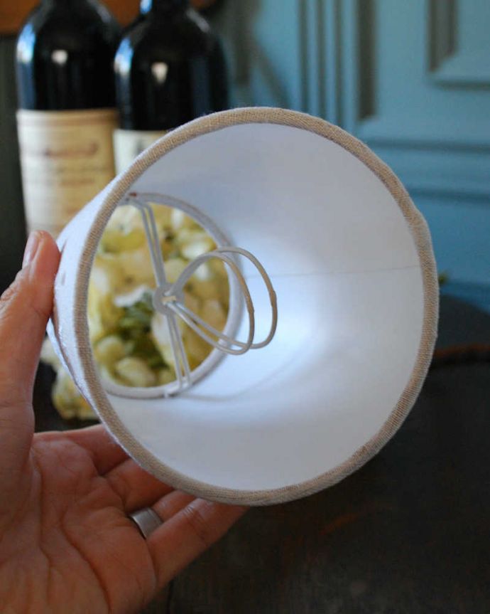 シャンデリア球のシェード　照明・ライティング　お洒落な刺繍に心癒される、フランスの布シェード。クリップタイプになっているので、簡単に取り付けられます。(cf-1082)