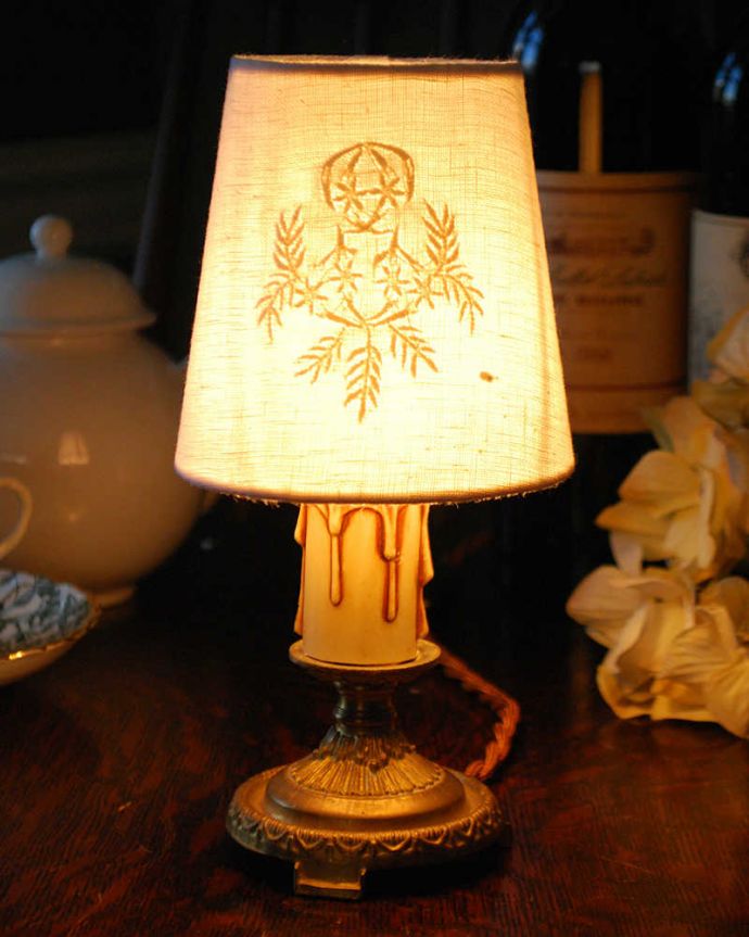 シャンデリア球のシェード　照明・ライティング　お洒落な刺繍に心癒される、フランスの布シェード。ベッドサイドやチェストの上に置いてみてください。(cf-1082)