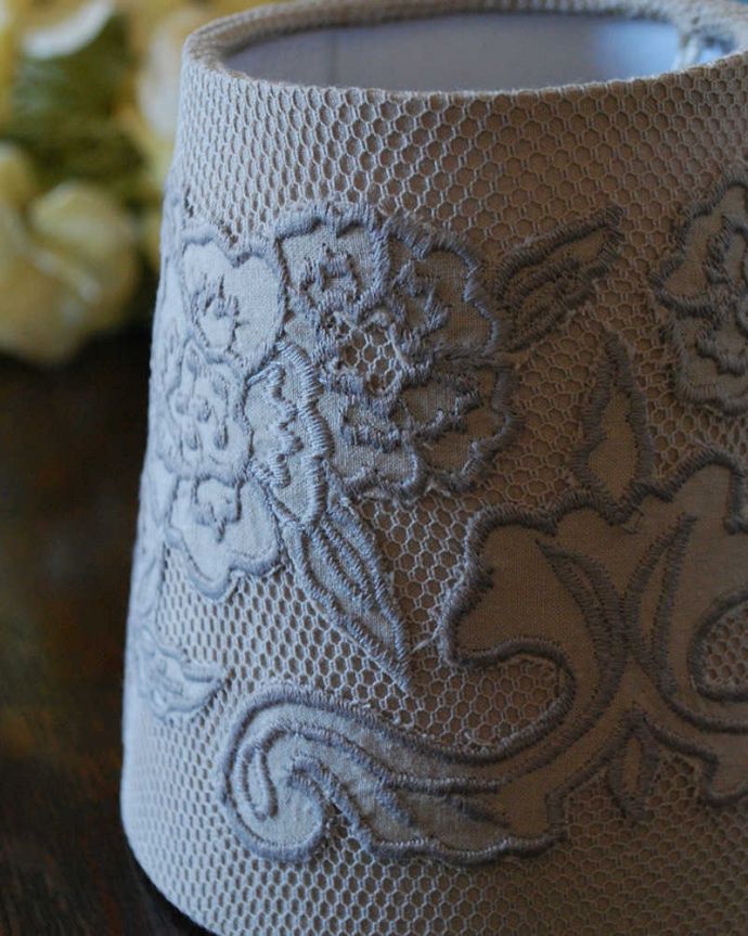 シャンデリア球のシェード　照明・ライティング　灯りを点ける度に浮き上がる模様が美しい、フランスの布シェード。どんなシーンにも合わせやすいシンプルな色使い。(cf-1096)