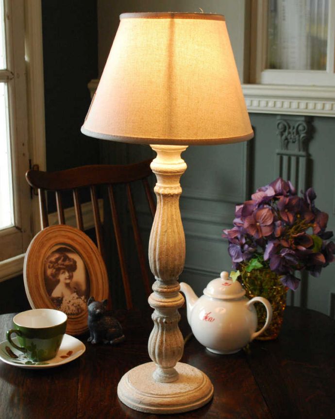 スタンドライト 照明・ライティング ベージュのシェード×シックなスタンドを合わせたテーブルランプ(Wooden Lamp Melusine Small Size)。テーブルやデスクの上、ベッドサイドなど、いろんな場所に置いてテーブルランプの優しい灯りを楽しんでみませんか?ふんわりと周りを灯してくれるあたたかい明かりが1日の疲れを癒してくれます。(cf-1108)