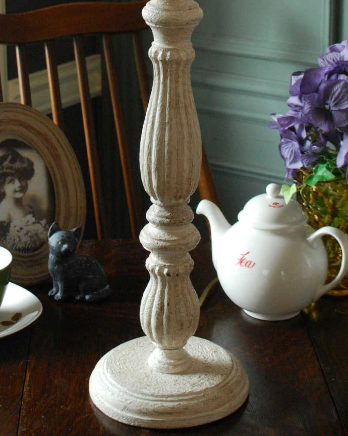 スタンドライト 照明・ライティング ベージュのシェード×シックなスタンドを合わせたテーブルランプ(Wooden Lamp Melusine Small Size)。フランスらしく女性らしい美しい彫りのスタンド部分。(cf-1108)