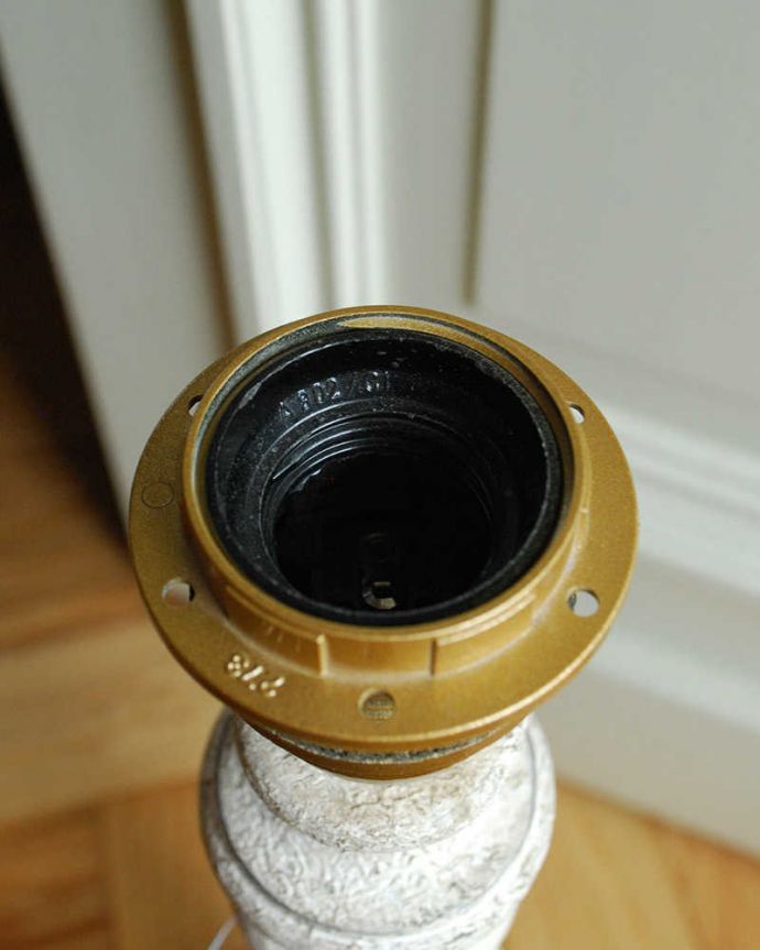 スタンドライト 照明・ライティング ベージュのシェード×シックなスタンドを合わせたテーブルランプ(Wooden Lamp Melusine Small Size)。どこででもカンタンに手に入る口金サイズ「E17」対応です。(cf-1108)