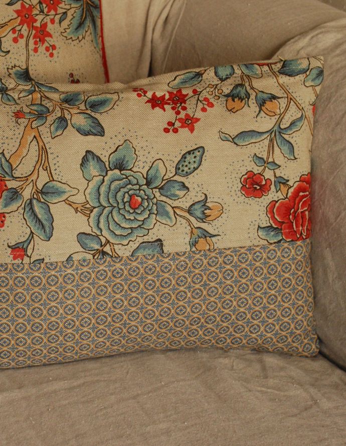 コントワールドファミーユ インテリア雑貨 コントワール・ド・ファミーユのプティクッション (Editeur)30×40。大人っぽいタッチでデザインされたお花が素敵です。(cf-687)