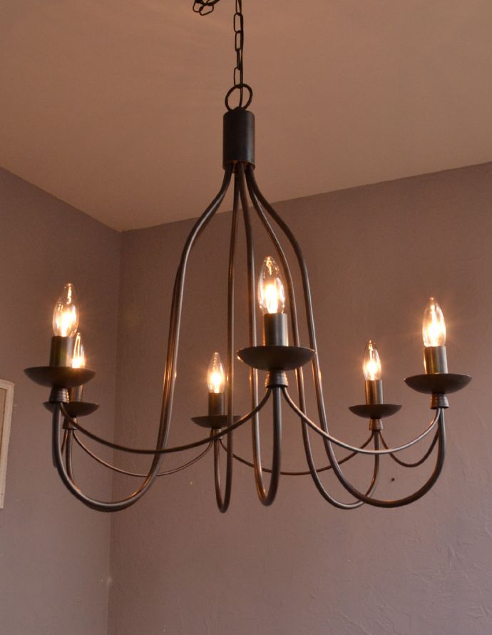 コントワールドファミーユ　アンティーク家具　コントワール・ドゥ・ファミーユの6灯シャンデリア（コントワール）。あたたかい光で、リラックスした時間を過ごせます。(cf-690)