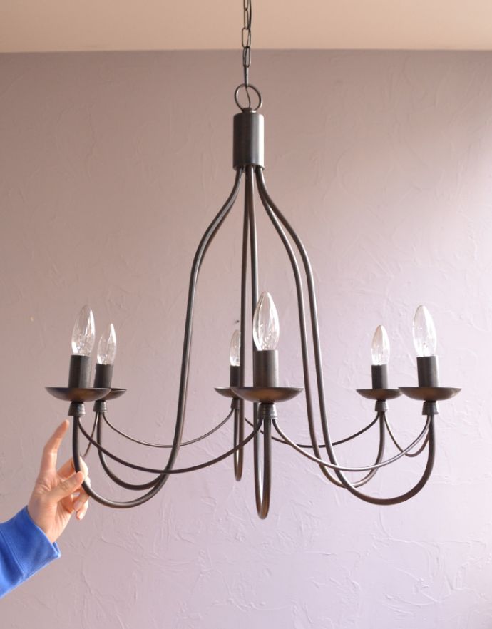 コントワールドファミーユ　アンティーク家具　コントワール・ドゥ・ファミーユの6灯シャンデリア（コントワール）。6灯タイプなので、リビングにもピッタリです。(cf-690)