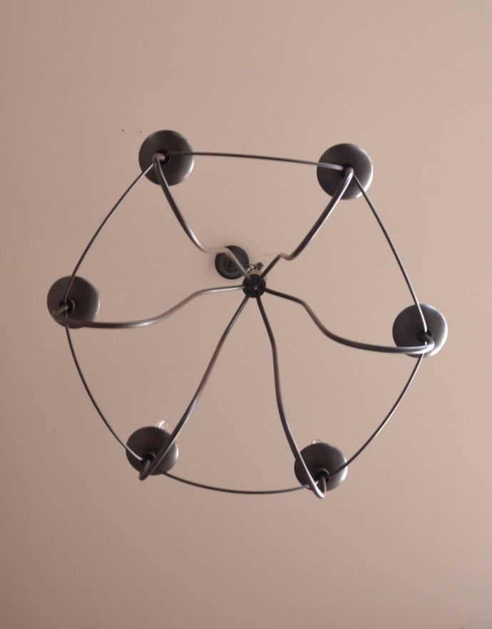 コントワールドファミーユ　アンティーク家具　コントワール・ドゥ・ファミーユの6灯シャンデリア（コントワール）。下から見上げても美しいデザインです。(cf-690)