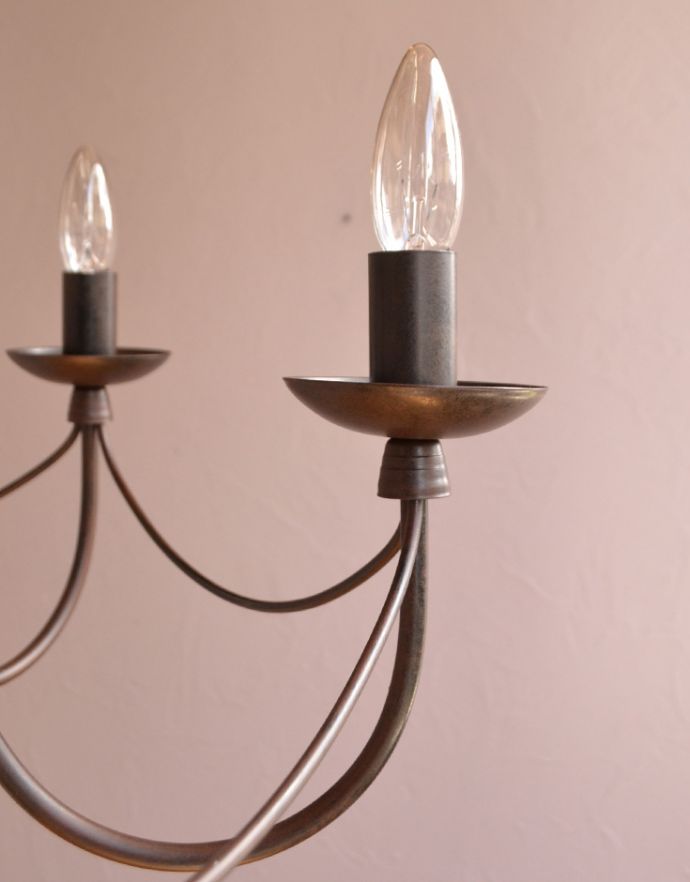 コントワールドファミーユ　アンティーク家具　コントワール・ドゥ・ファミーユの6灯シャンデリア（コントワール）。隅々までこだわったデザインなのでどこから見ても楽しめます。(cf-690)