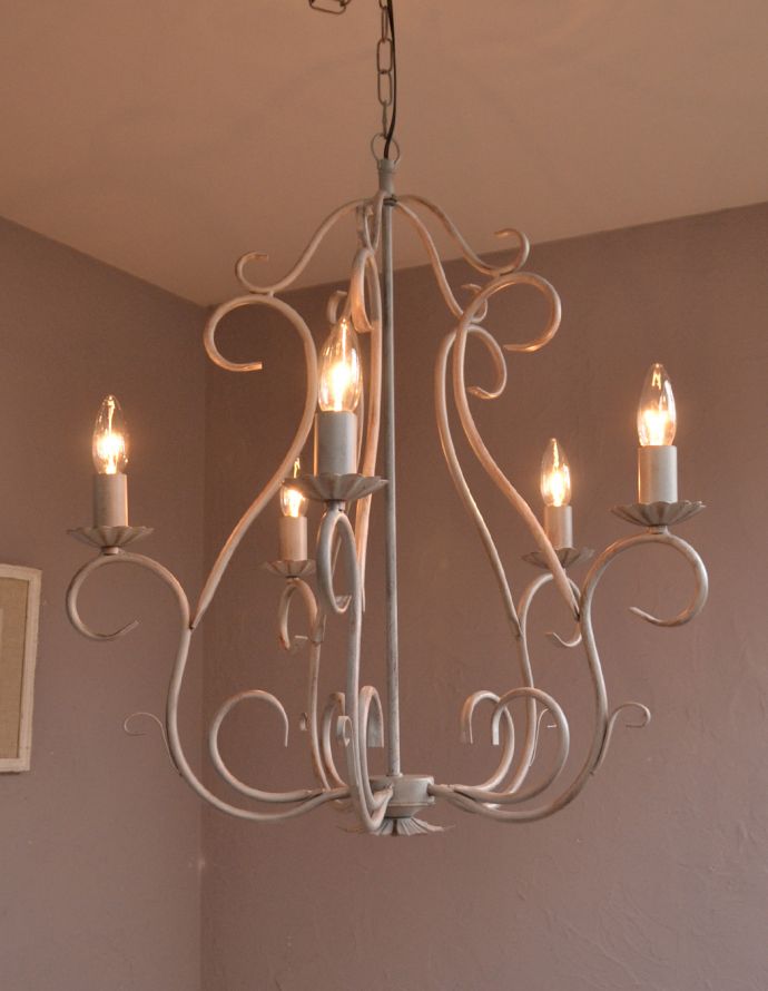 コントワールドファミーユ　照明・ライティング　コントワール・ドゥ・ファミーユの5灯シャンデリア（ブロカント）。あたたかい光で、リラックスした時間を過ごせます。(cf-691)